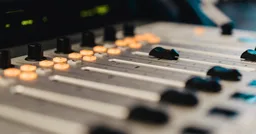 Logo de urgent.fm
