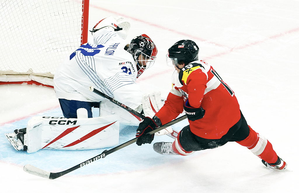 Vinzenz Rohrer signs his entry-level contract with the Canadiens